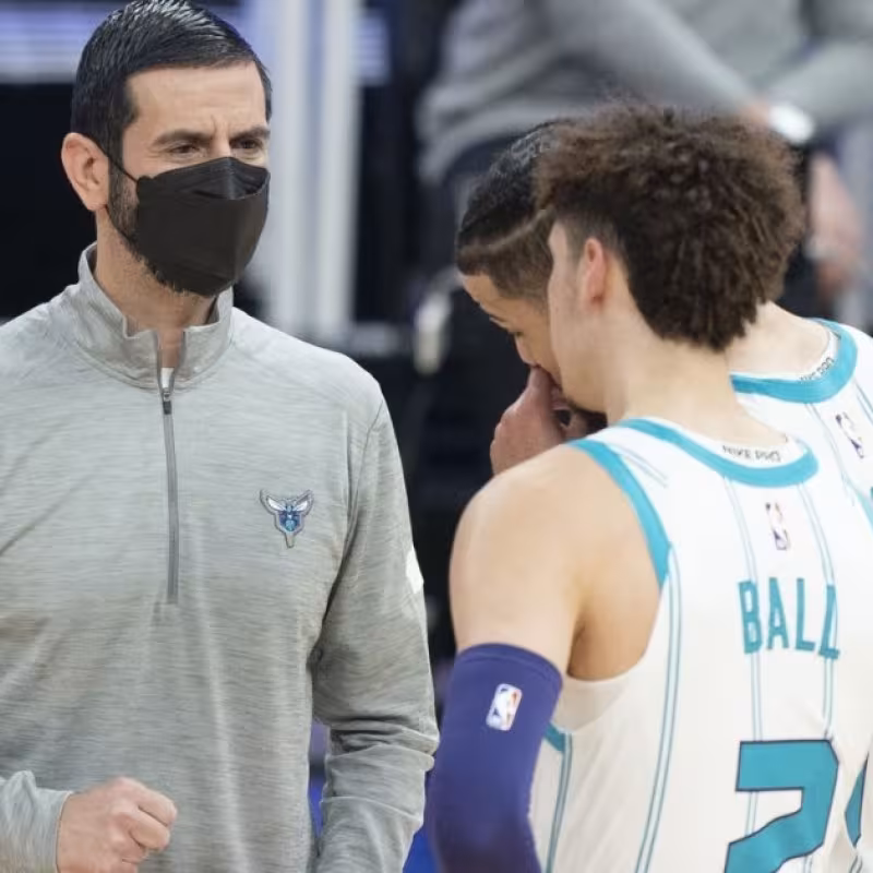 James Borrego y LaMelo Ball, entrenador y jugador de Charlotte Hornets.