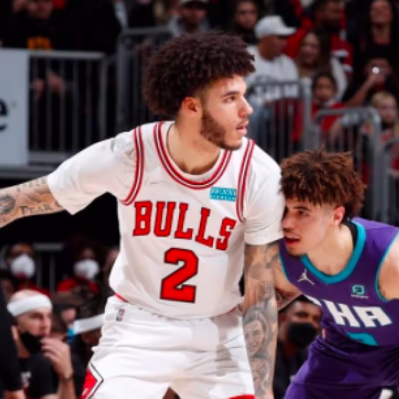 Lonzo Ball frente a LaMelo Ball en el Bulls-Hornets de la pasada madrugada. 