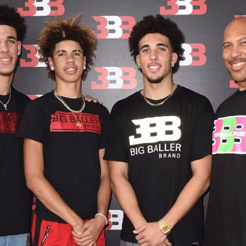 LaVar y sus tres hijos, cuando aún formaban parte de BBB. Foto: Big Baller Brand