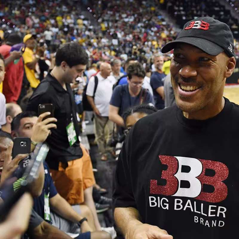 LaVar Ball, siendo entrevistado tras un partido.