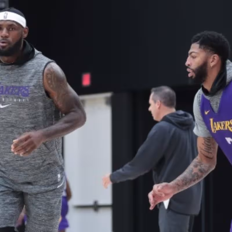 El primer quinteto de Los Angeles Lakers en el inicio del training camp