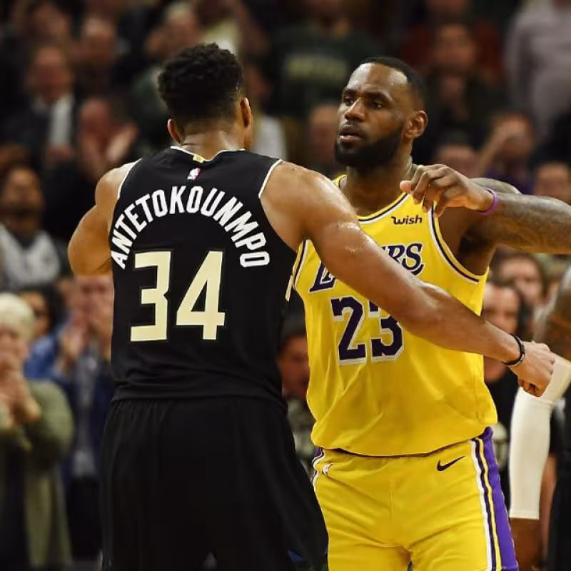 LeBron James y Giannis Antetokounmpo en un Lakers-Bucks.