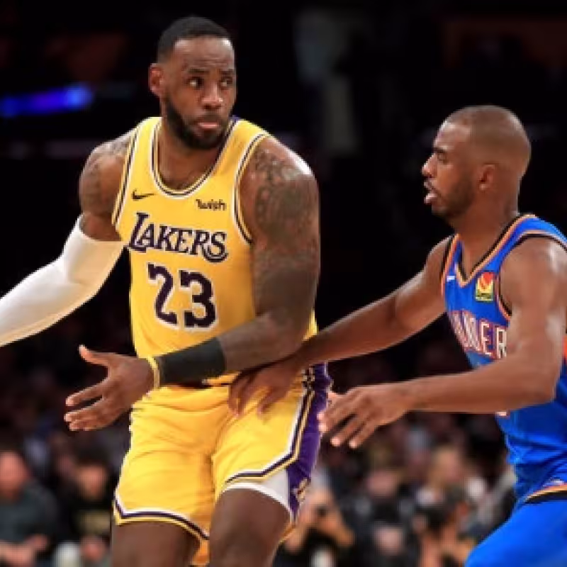 LeBron James y Chris Paul, jugadores de la NBA.