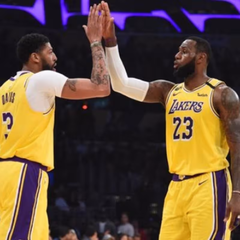 LeBron James y Anthony Davis, jugadores de Los Angeles Lakers.