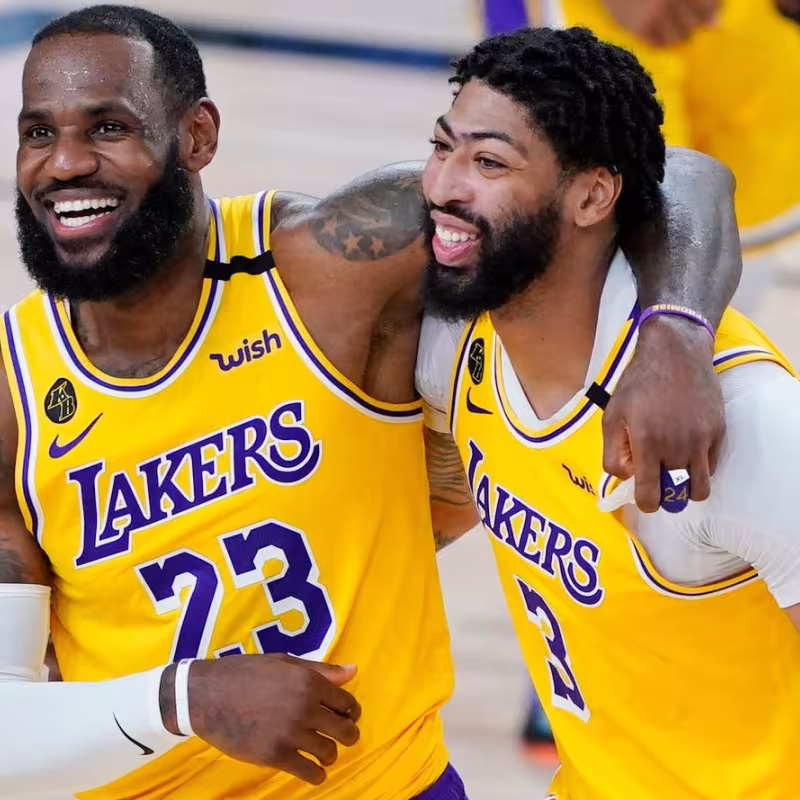 LeBron James y Anthony Davis, jugadores de Los Angeles Lakers.