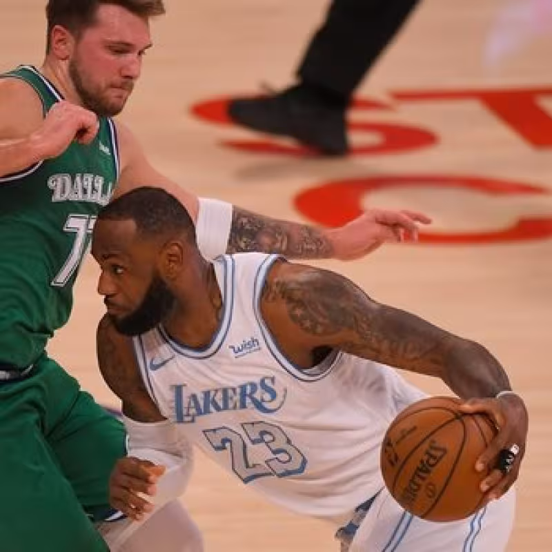 LeBron James y Luka Doncic, jugadores de la NBA.