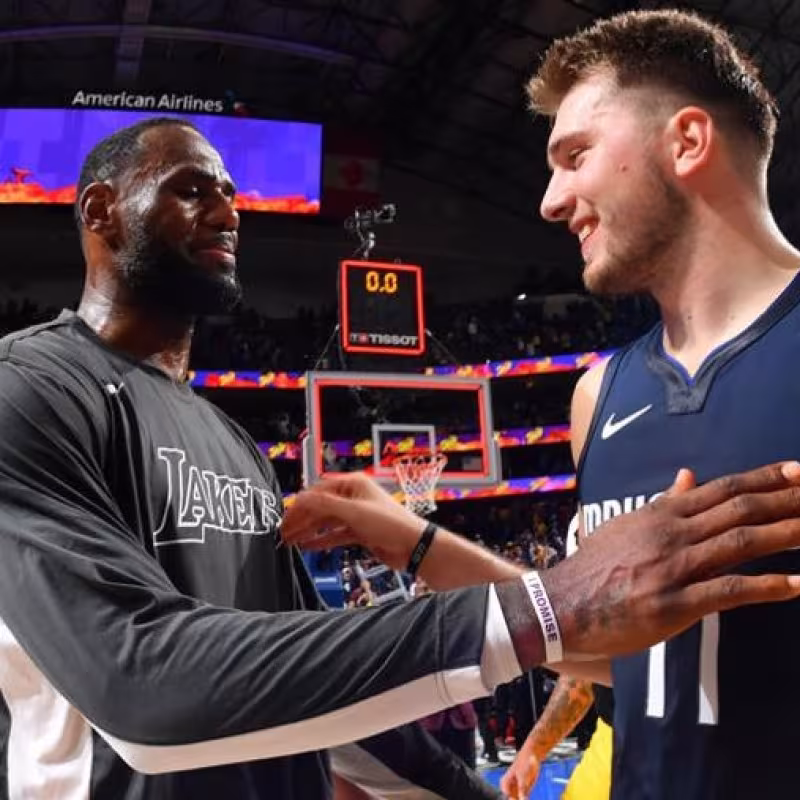 LeBron James y Luka Doncic disputando un partido de la actual temporada.