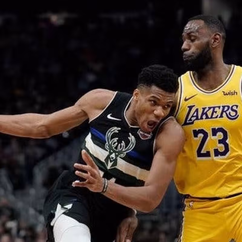 LeBron James y Giannis Antetokounmpo, jugadores de la NBA.