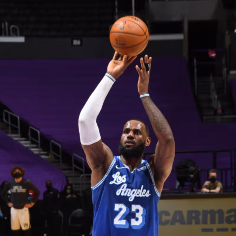 Lebron James, tercer jugador en la historia de la NBA que alcanza los 35.000 puntos