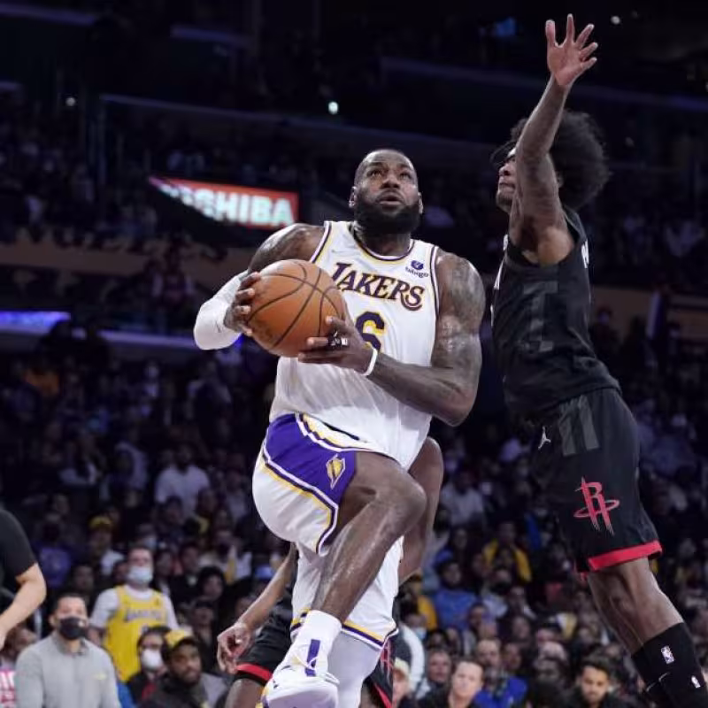 La jugada en la que Lebron James "manda al recreo" a dos veinteañeros