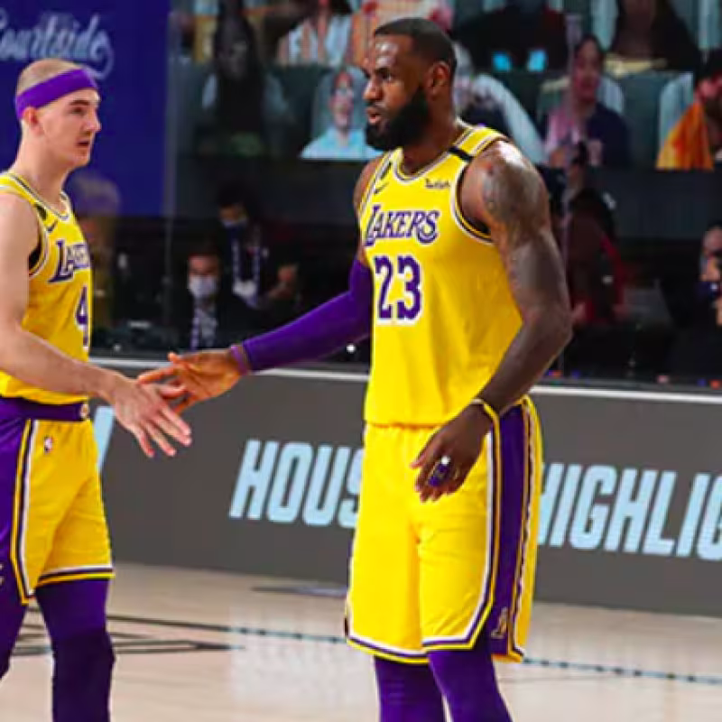 LeBron James y Alex Caruso, en el Lakers-Rockets.