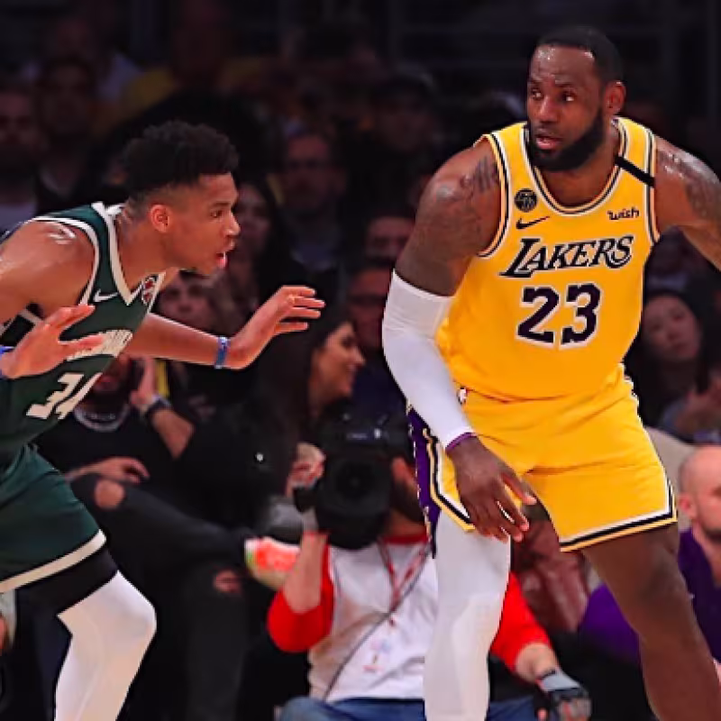 Antetokounmpo penetra ante la oposición de LeBron James.