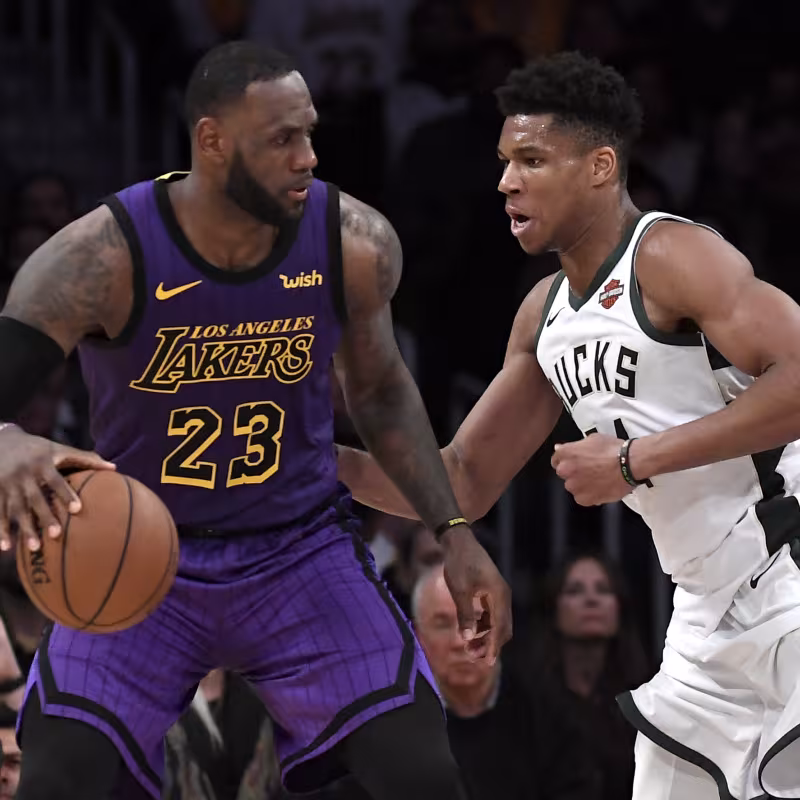 LeBron James y Giannis Antetokounmpo, jugadores de la NBA.