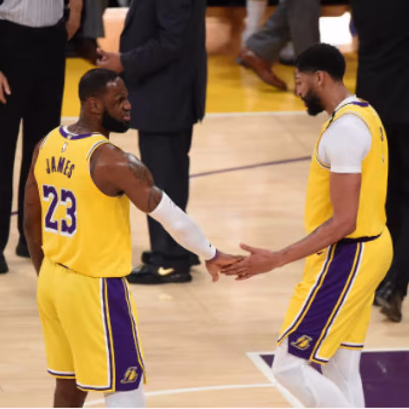 Lebron James alaba a Anthony Davis. Foto: gettyimages