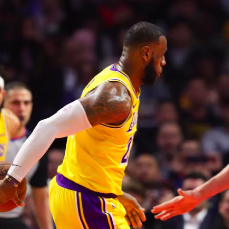 LeBron James intenta un pase por detrás ante Marjanovic.