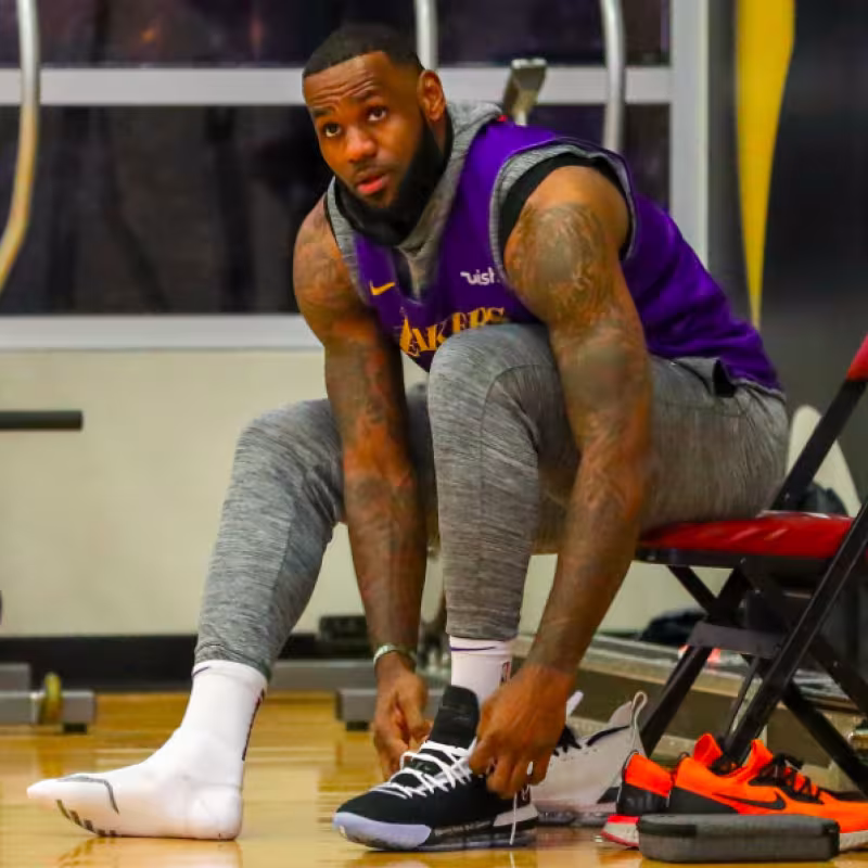 LeBron James, durante un entrenamiento de los Lakers.