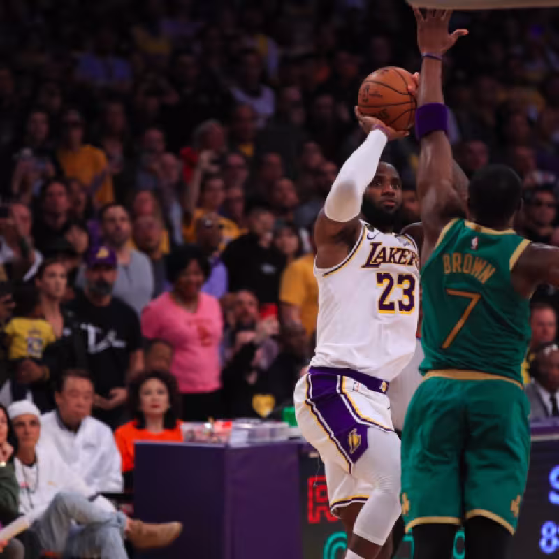 LeBron James, anotando la canasta decisiva en el Lakers-Celtics.