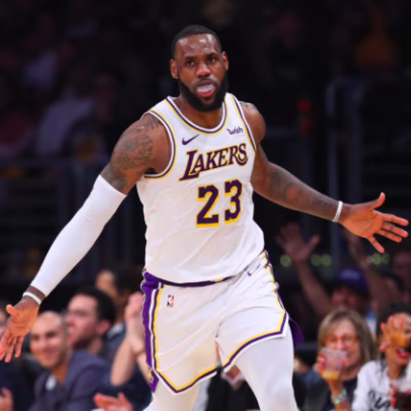 LeBron James celebra una canasta en el Staples Center.