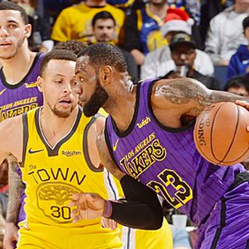 LeBron James, ante Stephen Curry en un Lakers-Warriors.