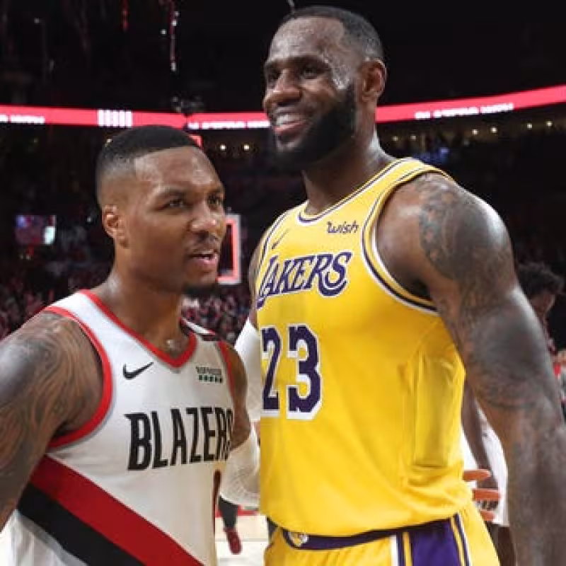 LeBron James, junto a Damian Lillard. 