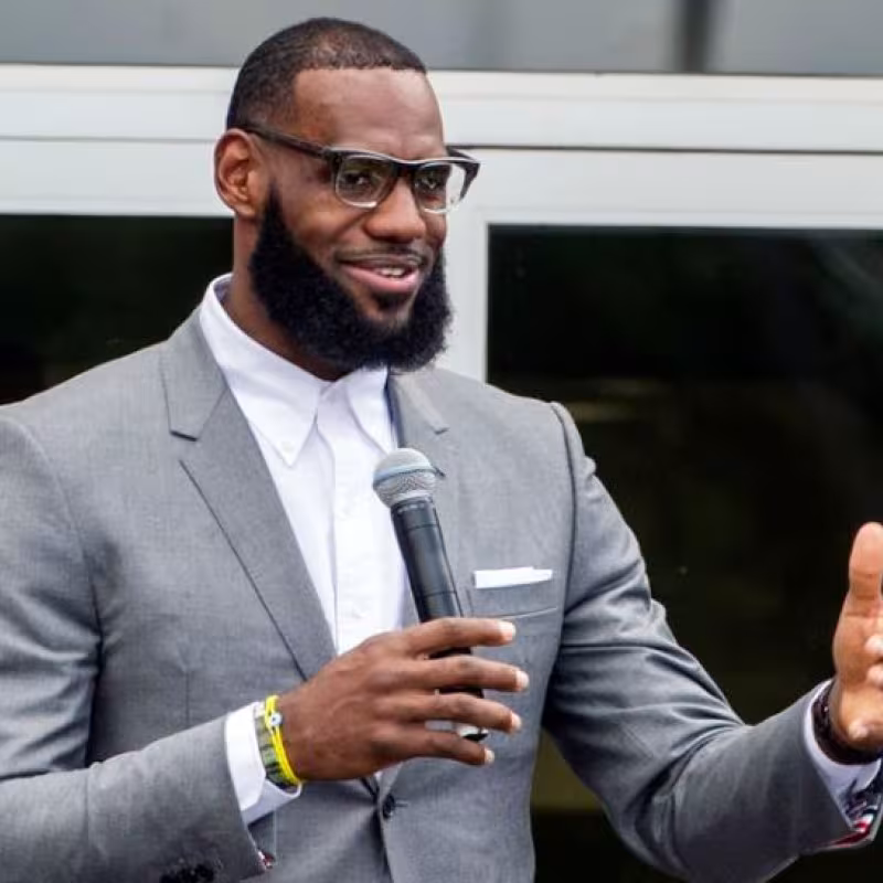 LeBron James comparece como miembro del Fenway Sports Group "Foto: Masslive.com"