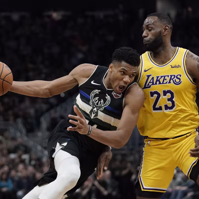 Giannis Antetokounmpo, ante LeBron James en un Lakers-Bucks.