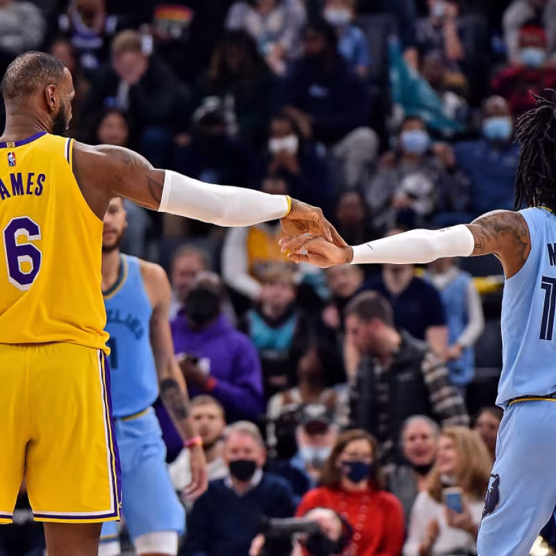 Lebron James se rinde a Ja Morant. Foto: gettyimages