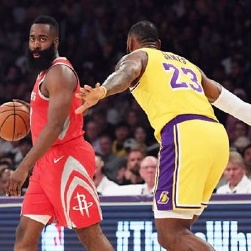 LeBron James defendiendo a James Harden en un partido