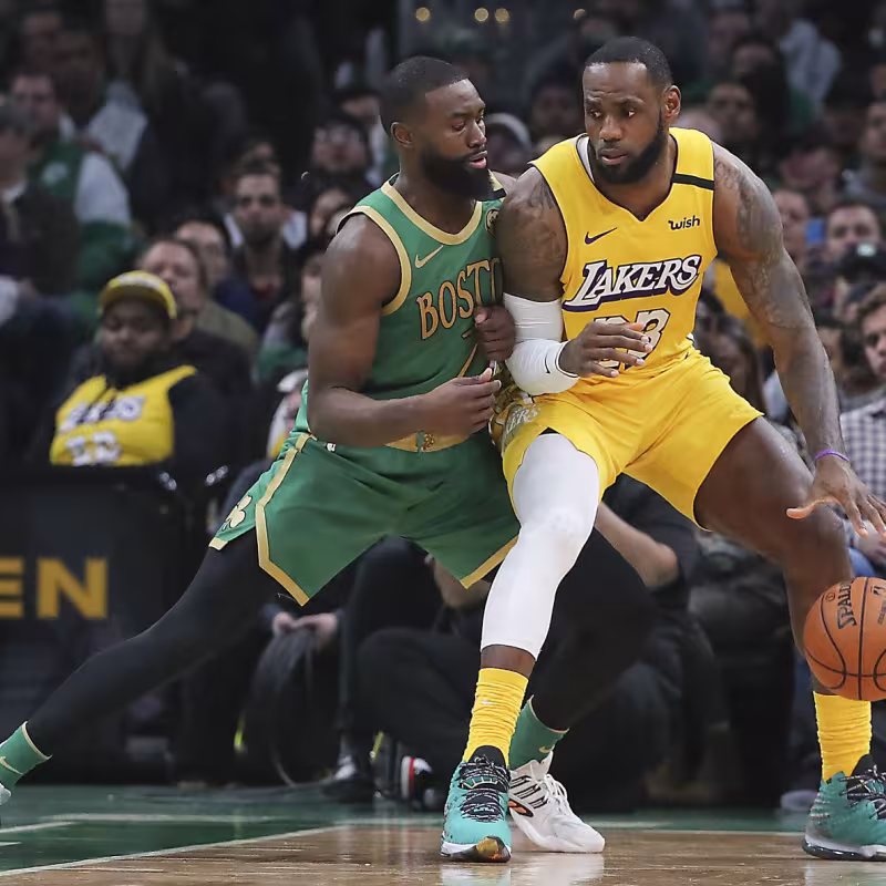 Lebron James y Jaylen Brown, activos en protestas por asesinatos por racismo. Foto: gettyimages