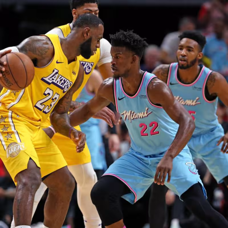 Lebron James y Jimmy Butler. Foto: gettyimages