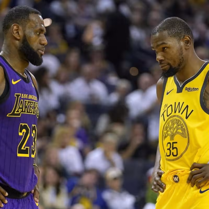 LeBron James y Kevin Durant mirándose con el juego pausado.