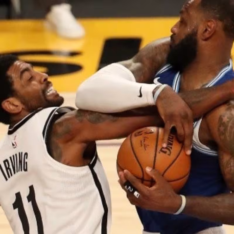 LeBron James frente a Kyrie Irving en un Nets-Lakers.
