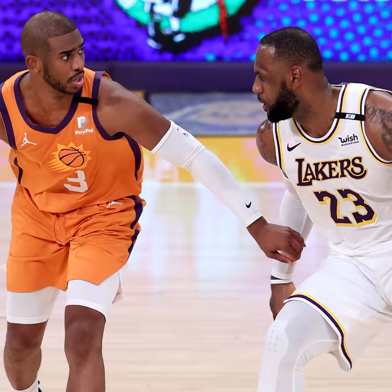 LeBron James y Kawhi Leonard durante el partido.