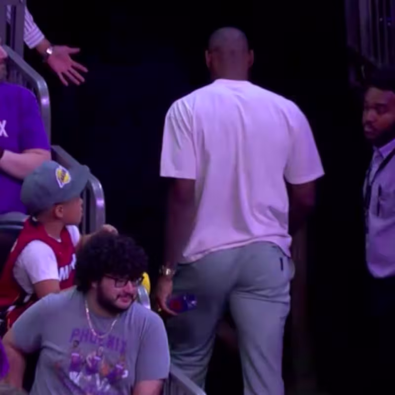 LeBron James, marchándose del pabellón de Phoenix Suns. 