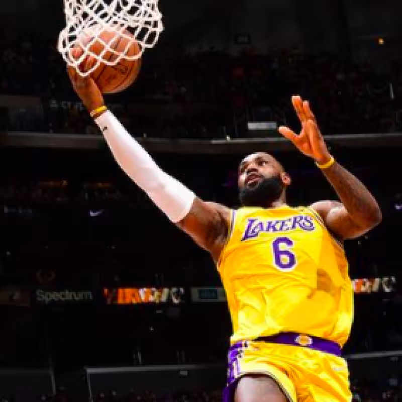 LeBron James lo vuelve a hacer: se sale y le da otra victoria a los Lakers