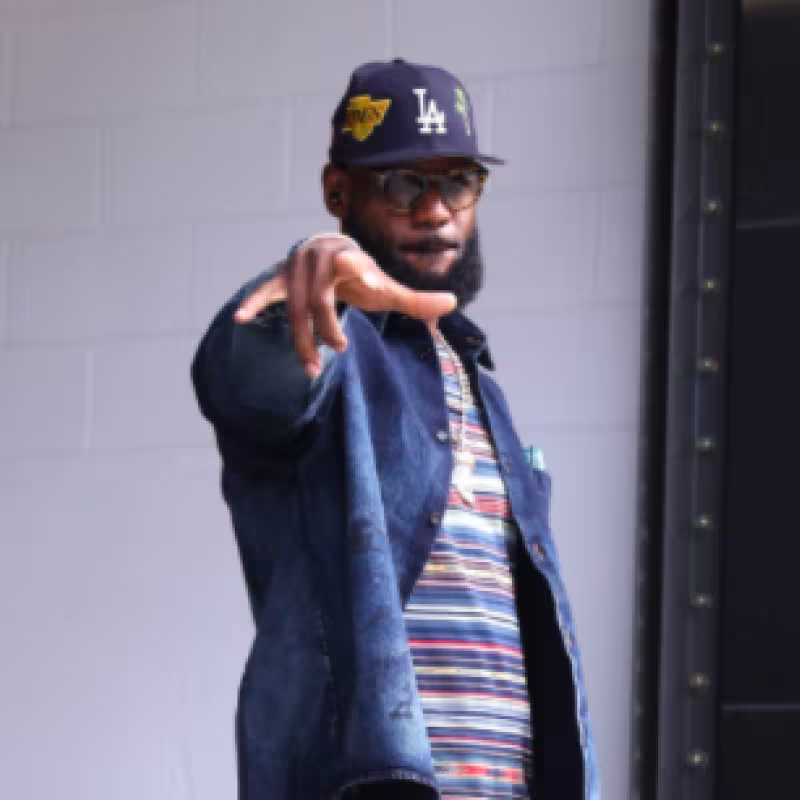 LeBron James, estrella de Los Angeles Lakers, entrando al pabellón de Houston Rockets.