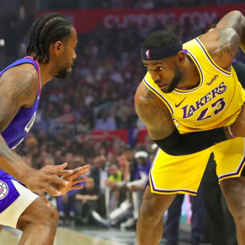 LeBron James, frente a Kawhi Leonard.