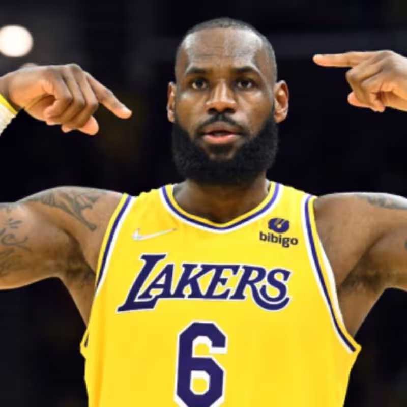 LeBron James podría ampliar su contrato este verano. 