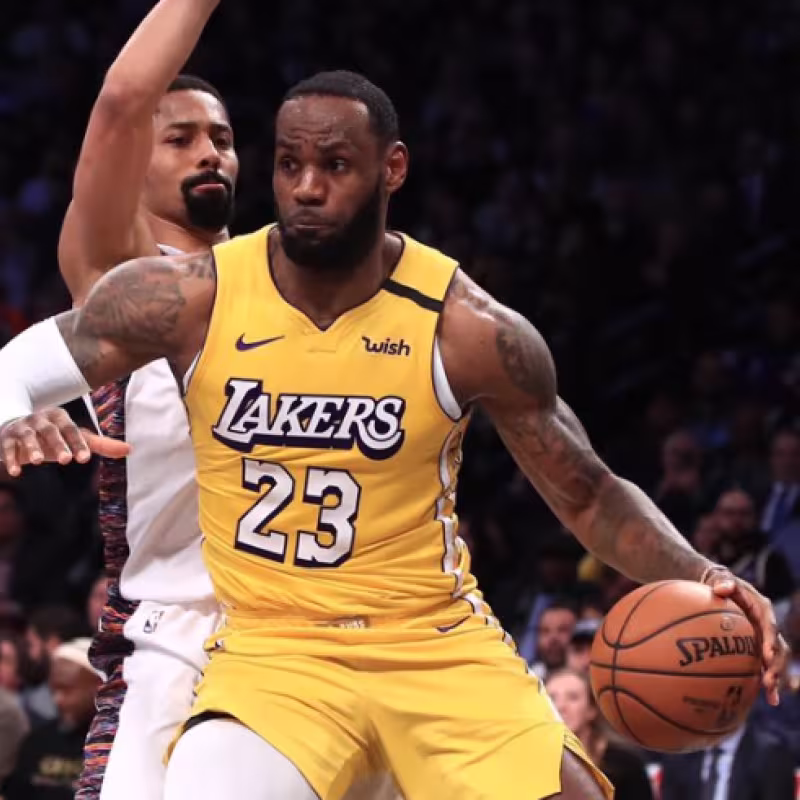 LeBron celebra su capitanía en el All Star con un triple-doble ante los Nets