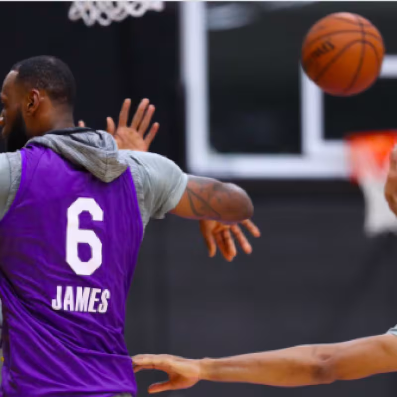 LeBron James, durante un entrenamiento con los Lakers.