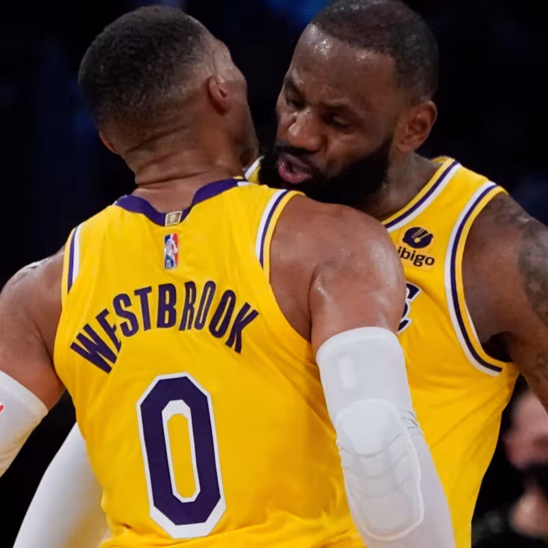 LeBron James, junto a Russell Wesbrook, compañeros en Los Angeles Lakers.
