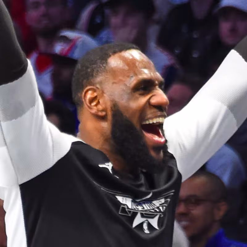 LeBron James celebra la victoria de los suyos.