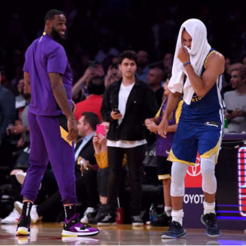 Lebron James y Stephen Curry, jugadores NBA mejor pagados según Forbes. Foto: gettyiamges
