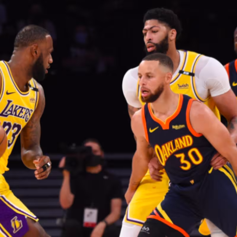 LeBron James, frente a Stephen Curry, en el Lakers-Warriors del play in.