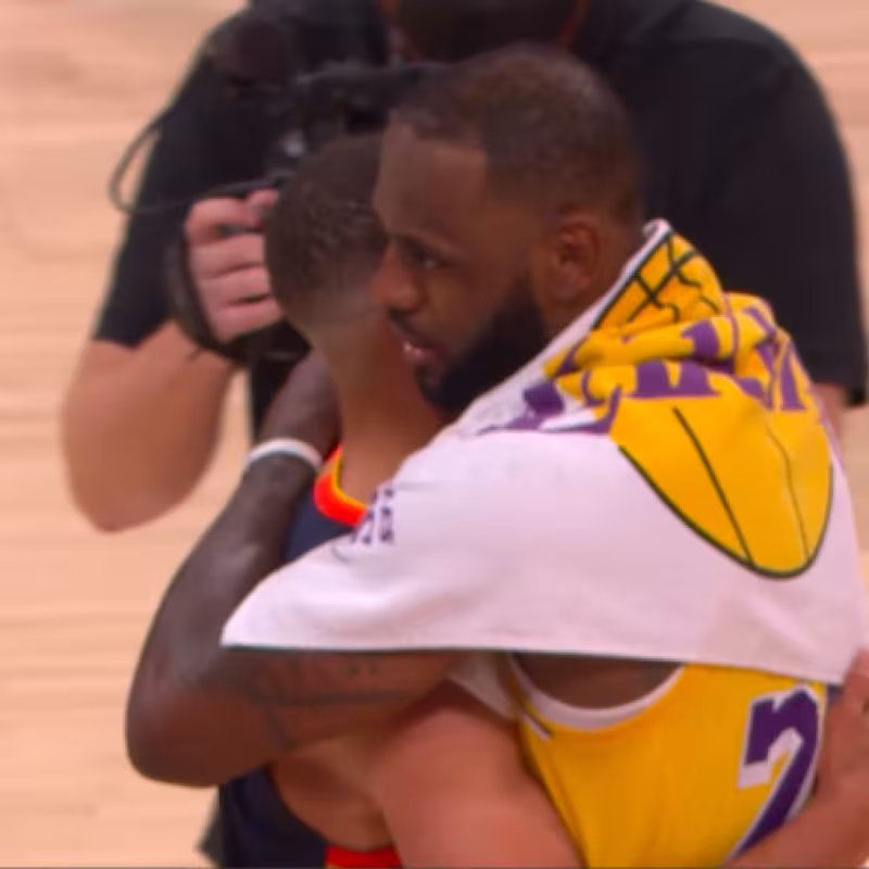 El triple de LeBron James (sin oposición de Stephen Curry) que decidió el pase de Los Angeles Lakers