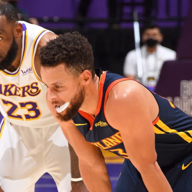 LeBron James y Stephen Curry, jugadores de la NBA.