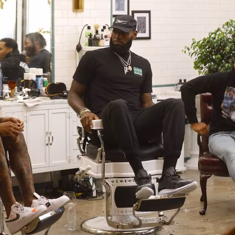 LeBron James, junto a sus invitados en 'The Shop'. Foto: HBO