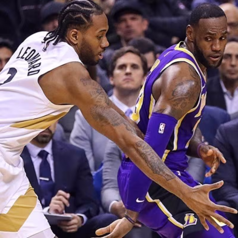 LeBron James y Kawhi Leonard, dos de los mejores jugadores de la NBA.