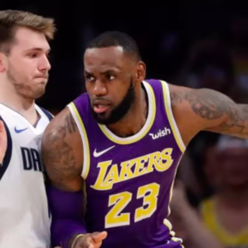 LeBron ataca a Doncic durante un Lakers-Mavs.