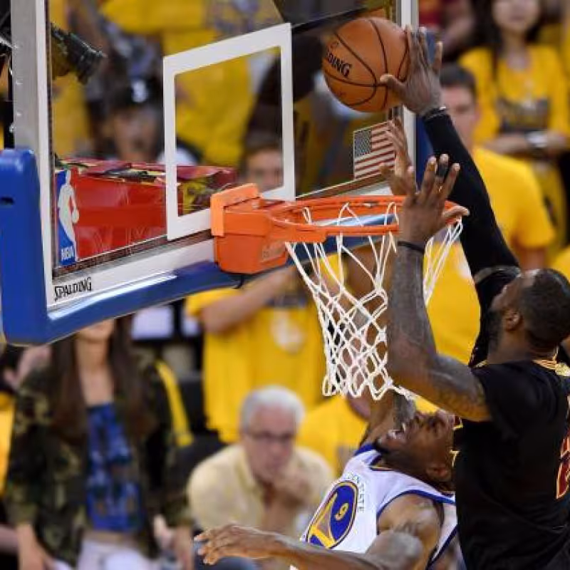 El mítico tapón de LeBron James a Andre Iguodala en las Finales de 2016.